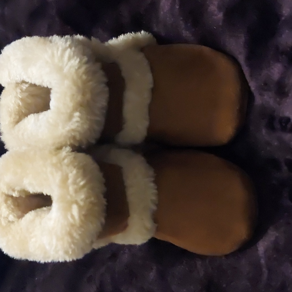 Hot Cakes faux fur suede boots. Size 4M